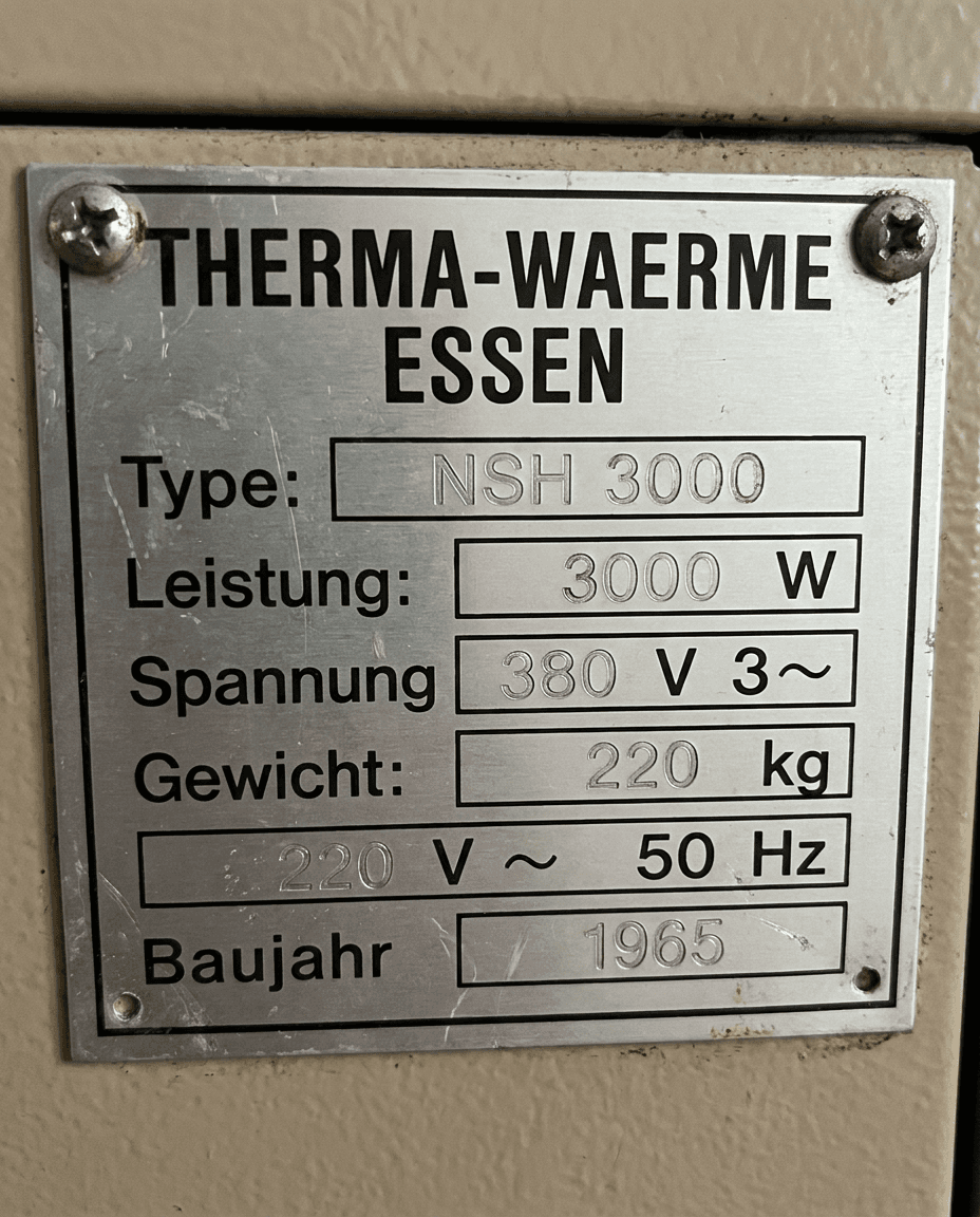 Typenschild der Heizung mit Baujahr