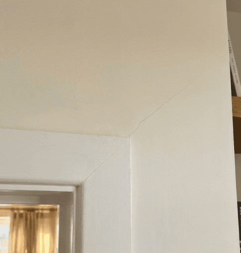 Setzungsriss in der Wandecke